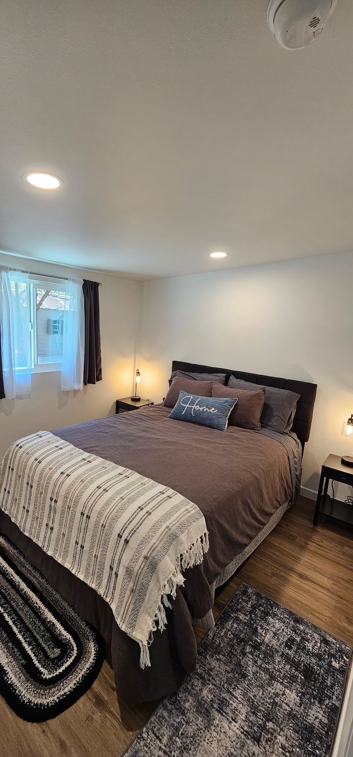 Moderna spavaća soba s TV-om, potpuno novim krevetom i posteljinom ,dvije noćne svjetiljke na dodir. Više stanica za punjenje putem USB-a u svjetiljkama i pomoćnim stolićima. Dodatni pokrivači, plahte i jastuci nalaze se u ladicama ispod kreveta. Spavaća soba ima ormar s komodom i vješalicama. 