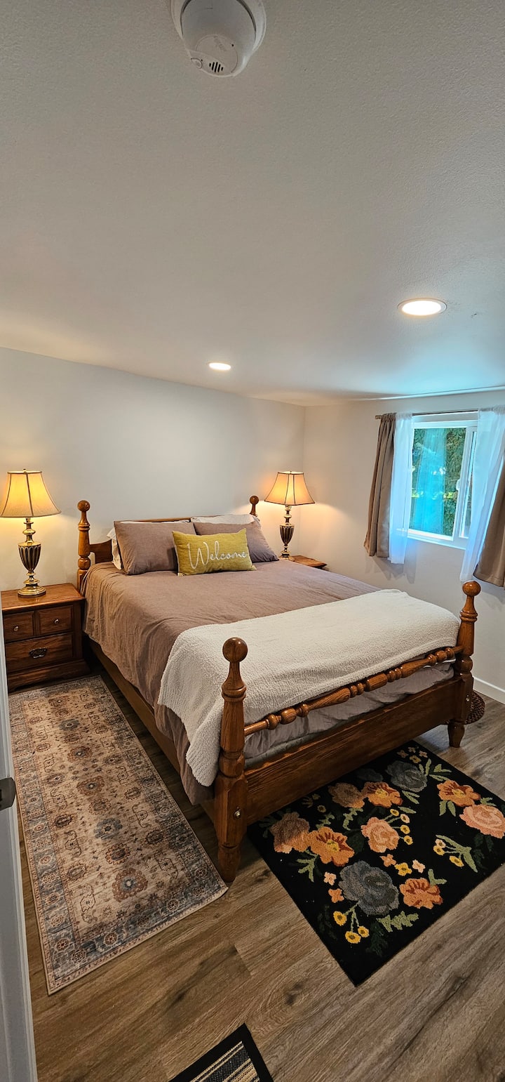 Vintage spavaća soba s električnim kaminom. Potpuno novi madrac i posteljina. Vintage okvir kreveta i svjetiljke. Ako je potrebno, ima mnogo dodatnih deka, plahti i jastuka. Spavaća soba ima ormar s komodom i vješalicama. 