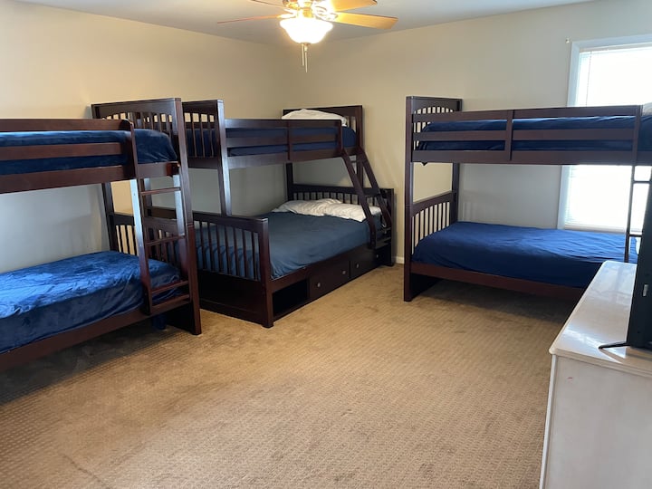 3 grupe krevatësh marinarë për fëmijë ose të rritur për të fjetur. 