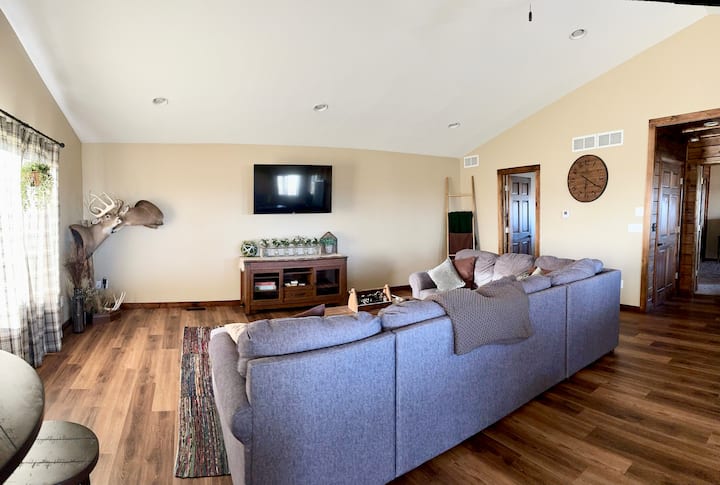 New Peaceful & Cozy Country Retreat W/ Views - Iowa
