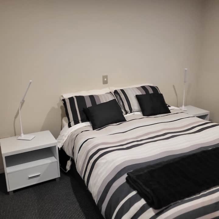 سرير كبير مع غرفة داخلية 2.