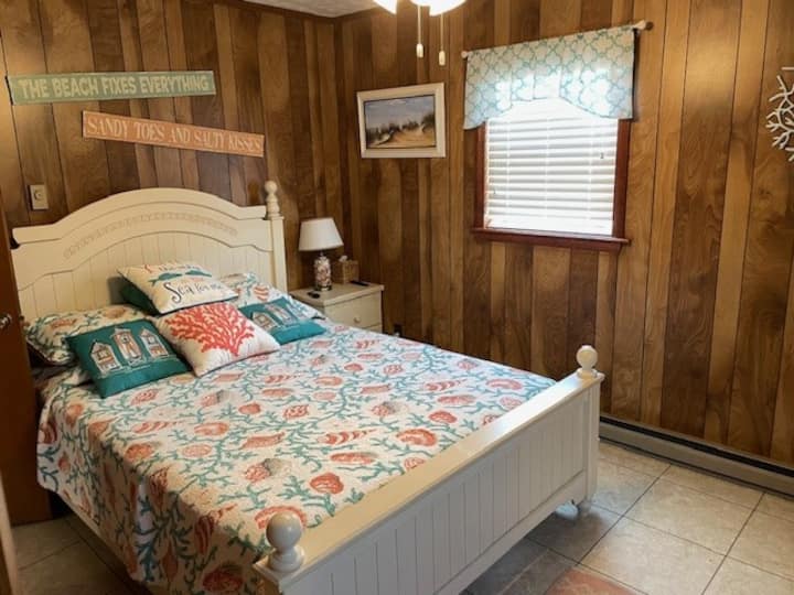 חדר שינה ראשי, מיטת קווין סייז עם חדר רחצה/מקלחת קטן צמוד