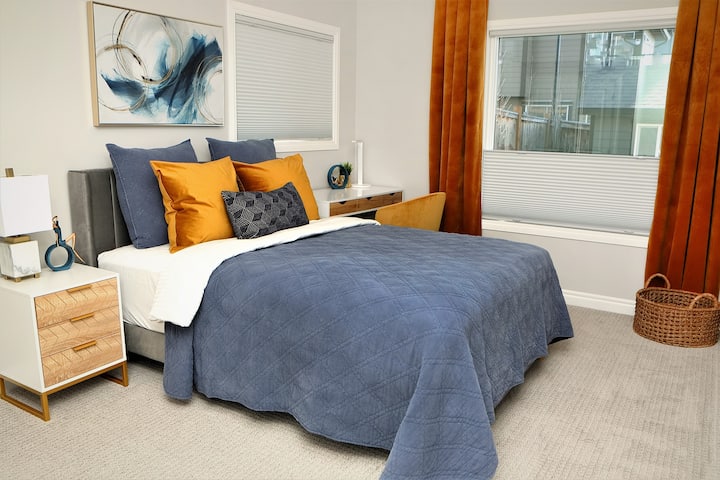 卧室内配备一张标准双人床，配备全新的Sealy Posturepedic 13英寸床垫和柔软的天鹅绒床头板、羽绒枕头和羽绒被、石洗棉被套、棉质床单和床单。 白天，百叶窗会让房间变暗。
