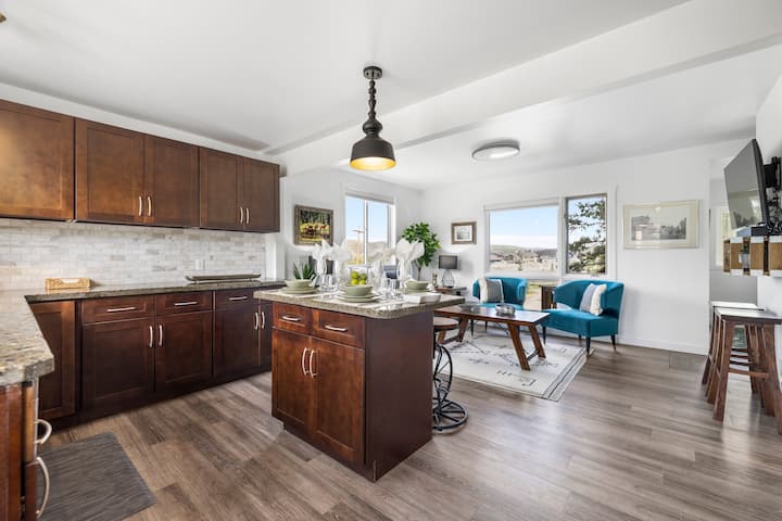 Riverhouse| 20 Acres, King Bed, Close To Downtown - Cochrane