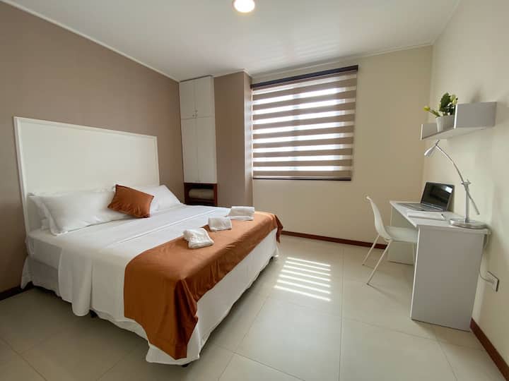 Dormitorio 2. Cama Queen con área de trabajo