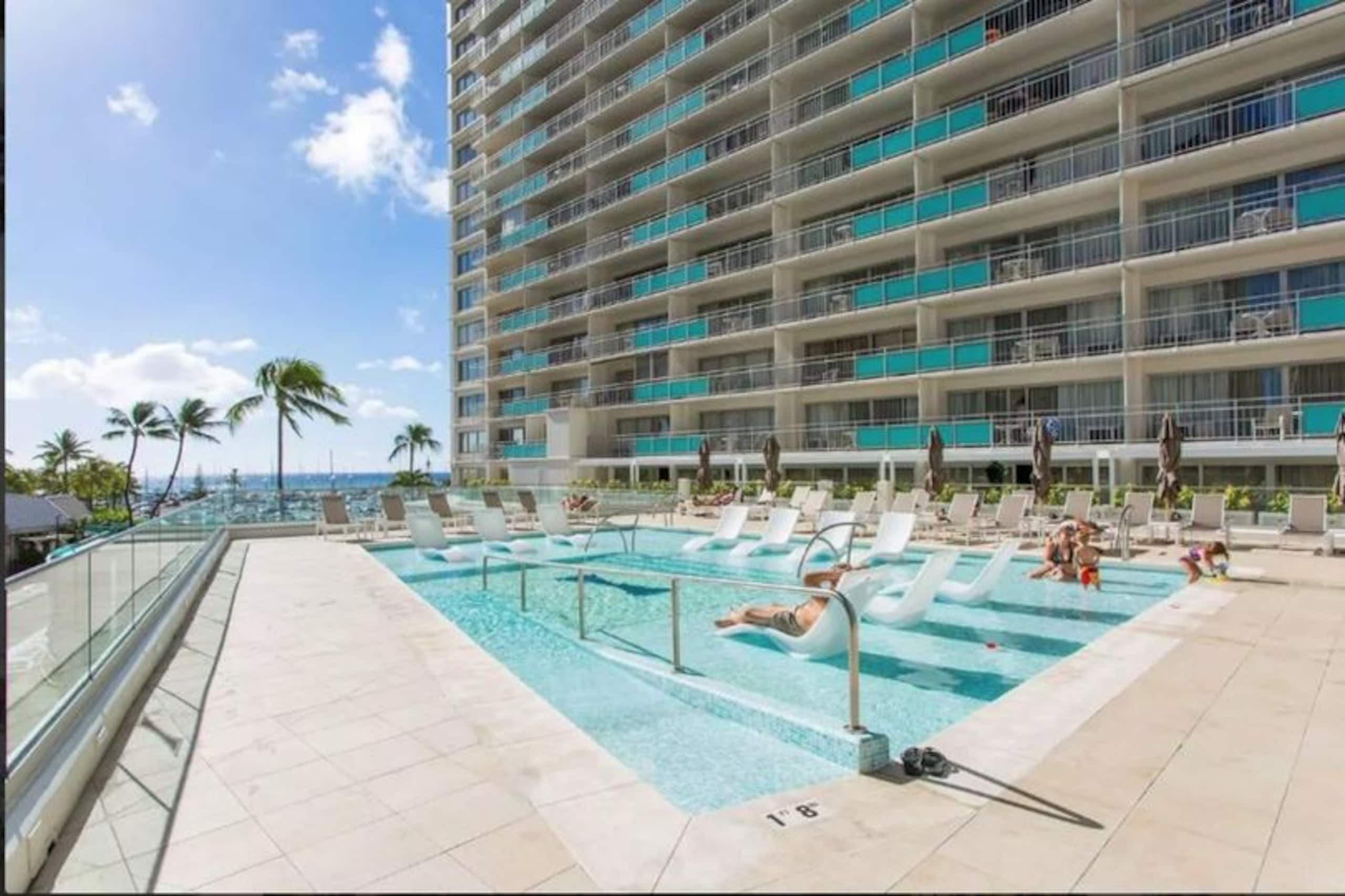 Gorgeous Beachfront Condo (parking / 2 pools!) - Image 8