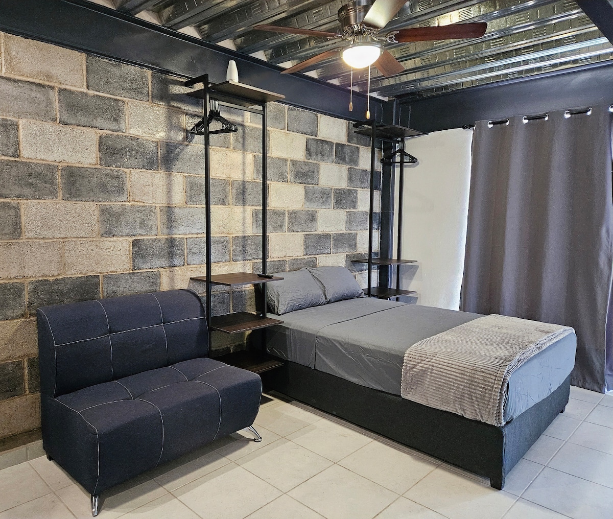 سرير مزدوج مع مرتبة مريحة وكرسي بذراعين ومساحة للحفاظ على الملابس مطوية ومعلقة