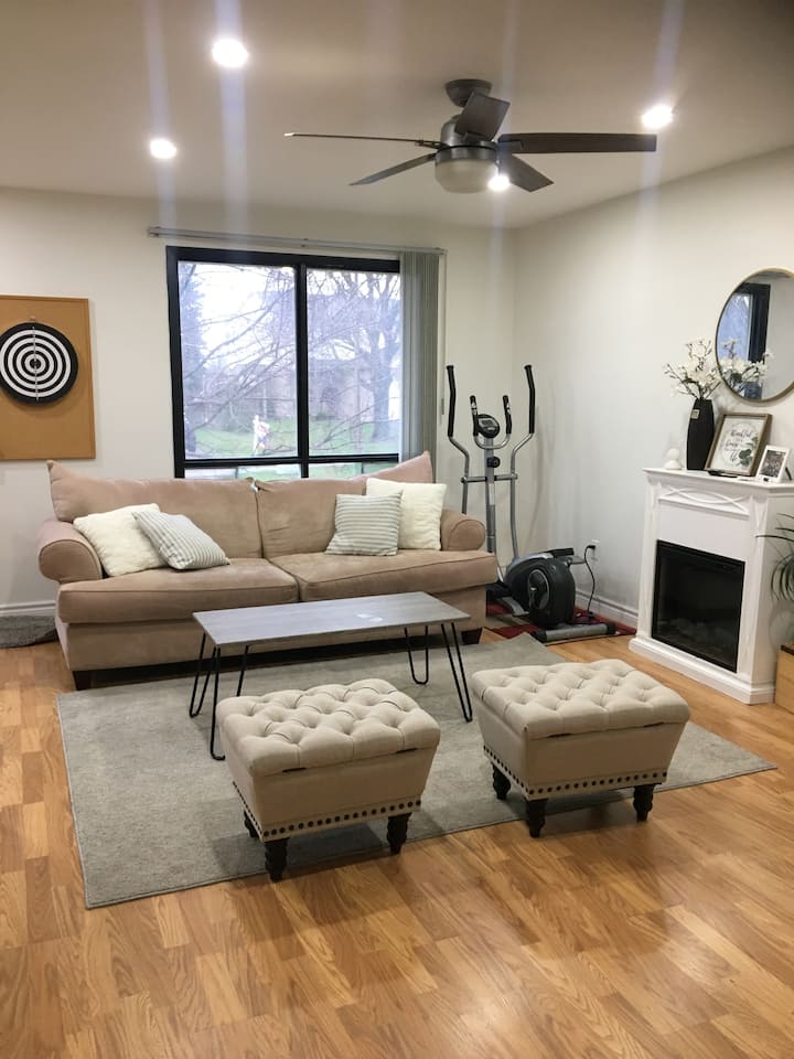 10mins Bus To Conestoga College - Upstairs Room - Kitchener, ON, Canada