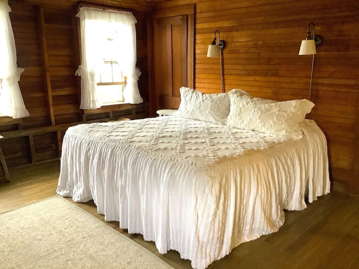 Hlavná spálňa s výhľadom na oceán na poschodí s priestrannou priestrannou priestrannou priest