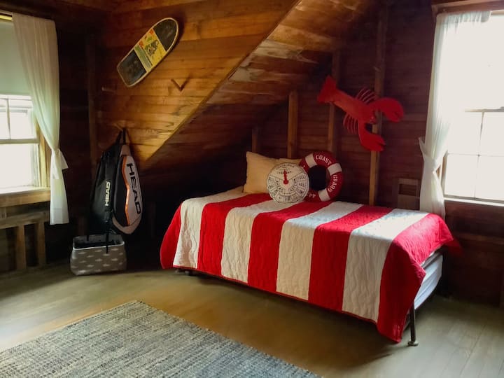 Spálňa na poschodí: 2 dvojčatá, 1 manželská posteľ