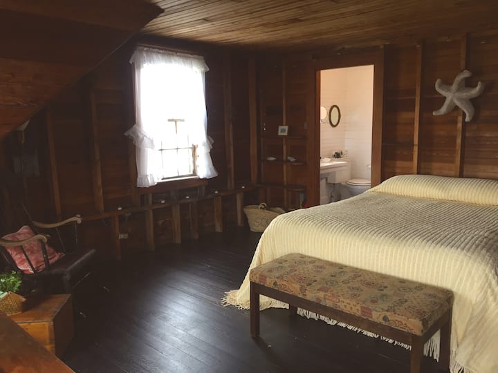 Spálňa s manželskou posteľou na poschodí s výhľadom na oceán a výhľadom na oceán a 