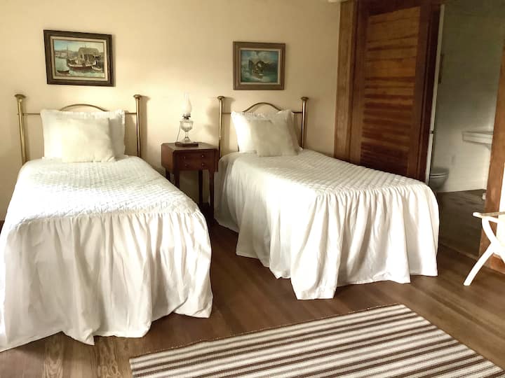 Spálňa pre hostí s manželskou posteľou na prízemí s kúpeľňou a sprchovacím kútom