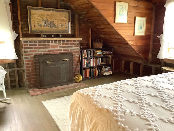 Hlavná spálňa s manželskou posteľou King na poschodí 