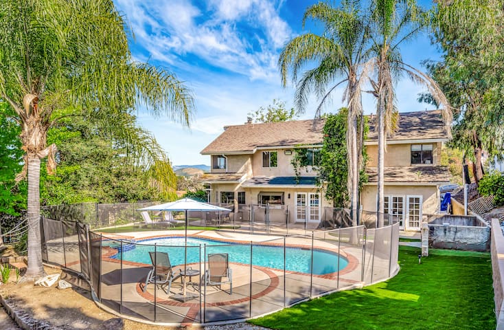 New! Beautiful King Size + Pool!