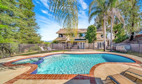 NEW!v 4BR House W/ Pool, Spa & Bonus room/office!