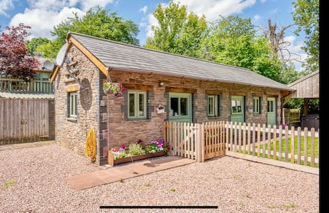 Beautiful 2-Bed Cottage with HotTub & Dog Friendly