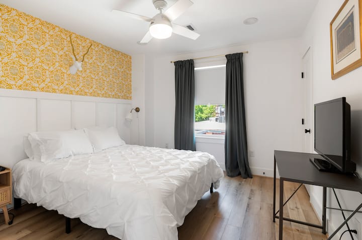 Habitación queen: la decoración luminosa y las comodidades modernas te esperan en esta elegante escapada: ¡tu refugio perfecto!