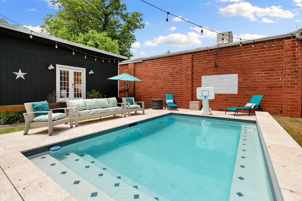 Airbnb EaDo Pool Palace 2 min from Dwntwn -Pet Friendly