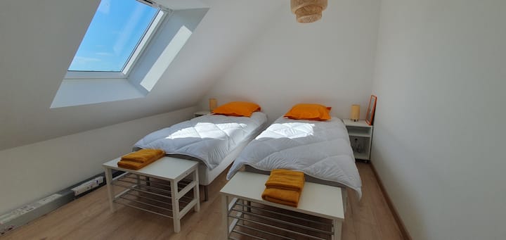 Chumba cha kulala chenye vitanda 2 vya mtu mmoja 90x200 (duvet 140x200), ambacho kinaweza kusukumwa pamoja ili kutengeneza kitanda cha ukubwa wa kifalme. 
Sehemu ya kufanyia kazi.