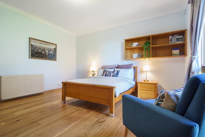 Добре декорирана спалня