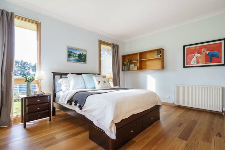 Светла и удобна спалня