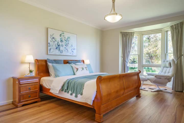 Удобна спалня с красива гледка