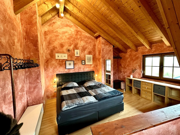 Schlafzimmer mit Boxspringbett