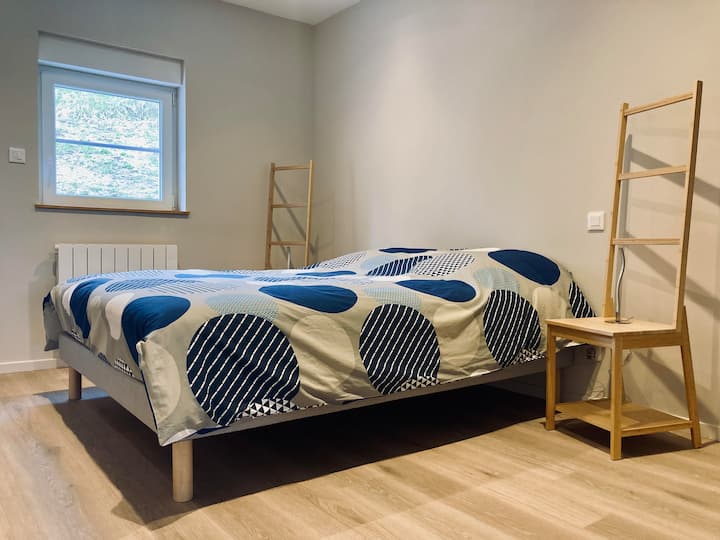 غرفة نوم 1 مع أسرّة جديدة بحجم كوين، مصراع بكرة كهربائية