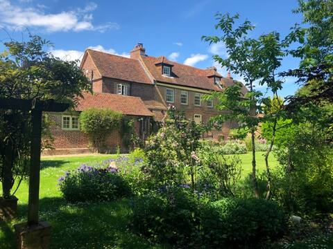 Quintessential Farm House 25 mins from London