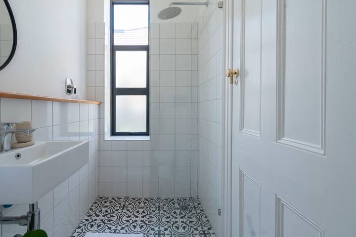 Victorian House (With Solar) gallery image 4