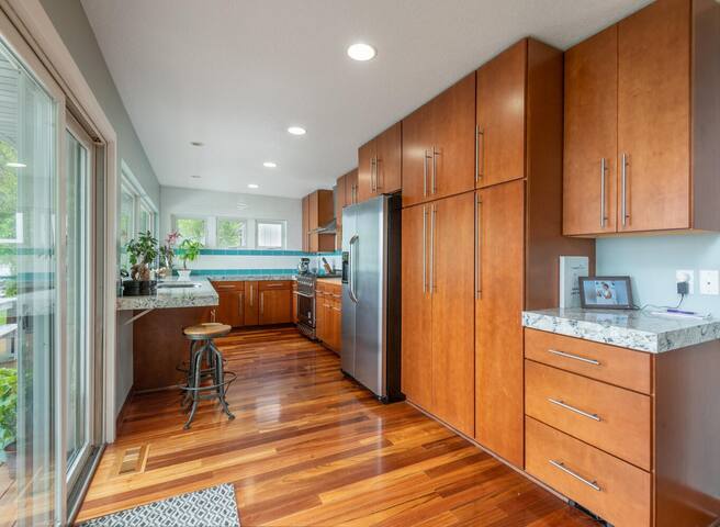 Hawaiian Lakehouse/hidden bedroom/4 bd/3 ba/dog ok gallery image 5