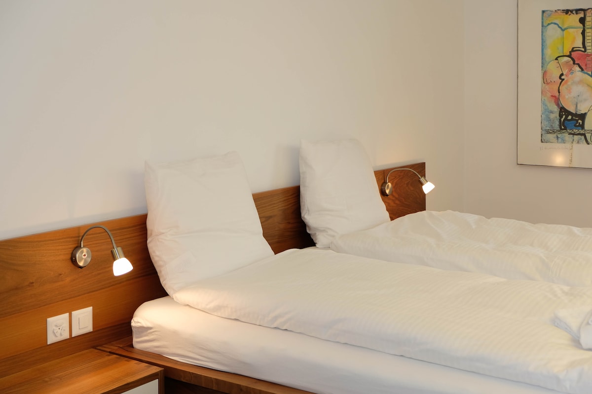 Dormitorio con cama doble