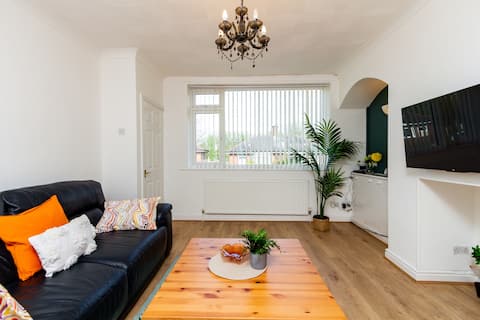 Stylish Comfort: 2BR Home in the heart of Wigan