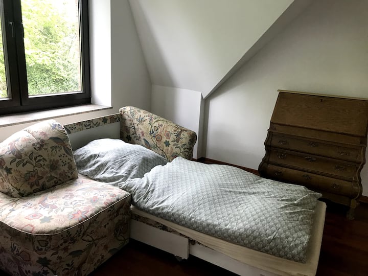 Dhoma e gjumit 2 me divan me dalje