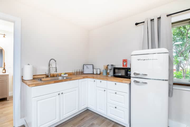 Central & Cozy Arvada Studio - Arvada, CO