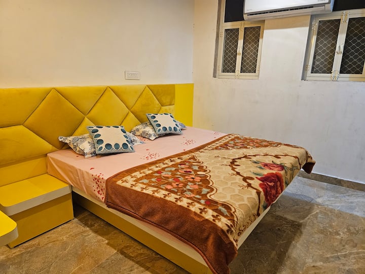 Deluxe AC Spálňa č. 06
Izba č. 405
Na druhom poschodí.
V prípade potreby bude pridaná 1 posteľná bielizeň navyše.