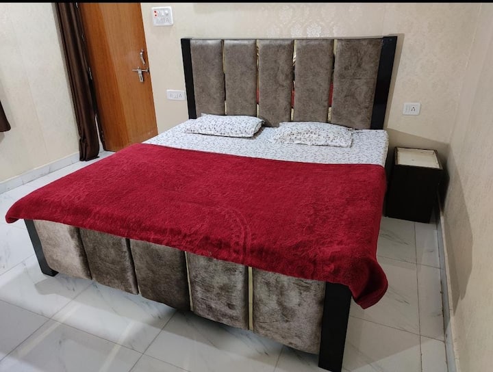 Izba Deluxe s klimatizáciou č. 03
Izba č.111
Na prvom poschodí.
V prípade potreby bude pridaná 1 posteľná bielizeň navyše.