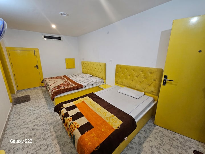 Deluxe AC Spálňa č. 06
Izba č. 402
Na druhom poschodí.
1 manželská posteľ 6x6 a 1 malá manželská posteľ 6x4