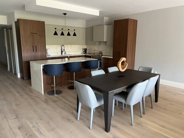 Huge great room for entertaining. 3 bed 3 bath lux gallery image 4