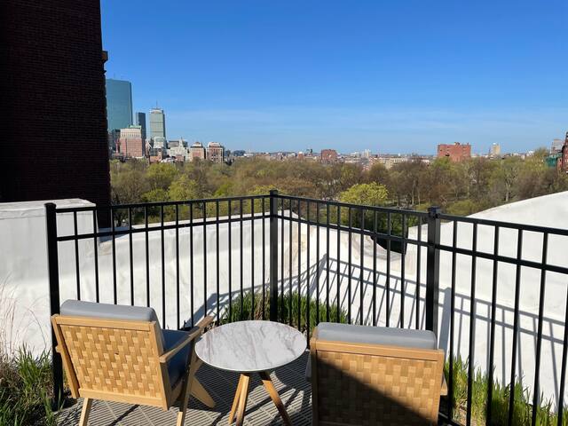 Huge great room for entertaining. 3 bed 3 bath lux gallery image 2