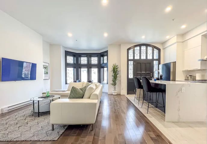 Magnificent Old-Meet 3BR – Downtown Montreal