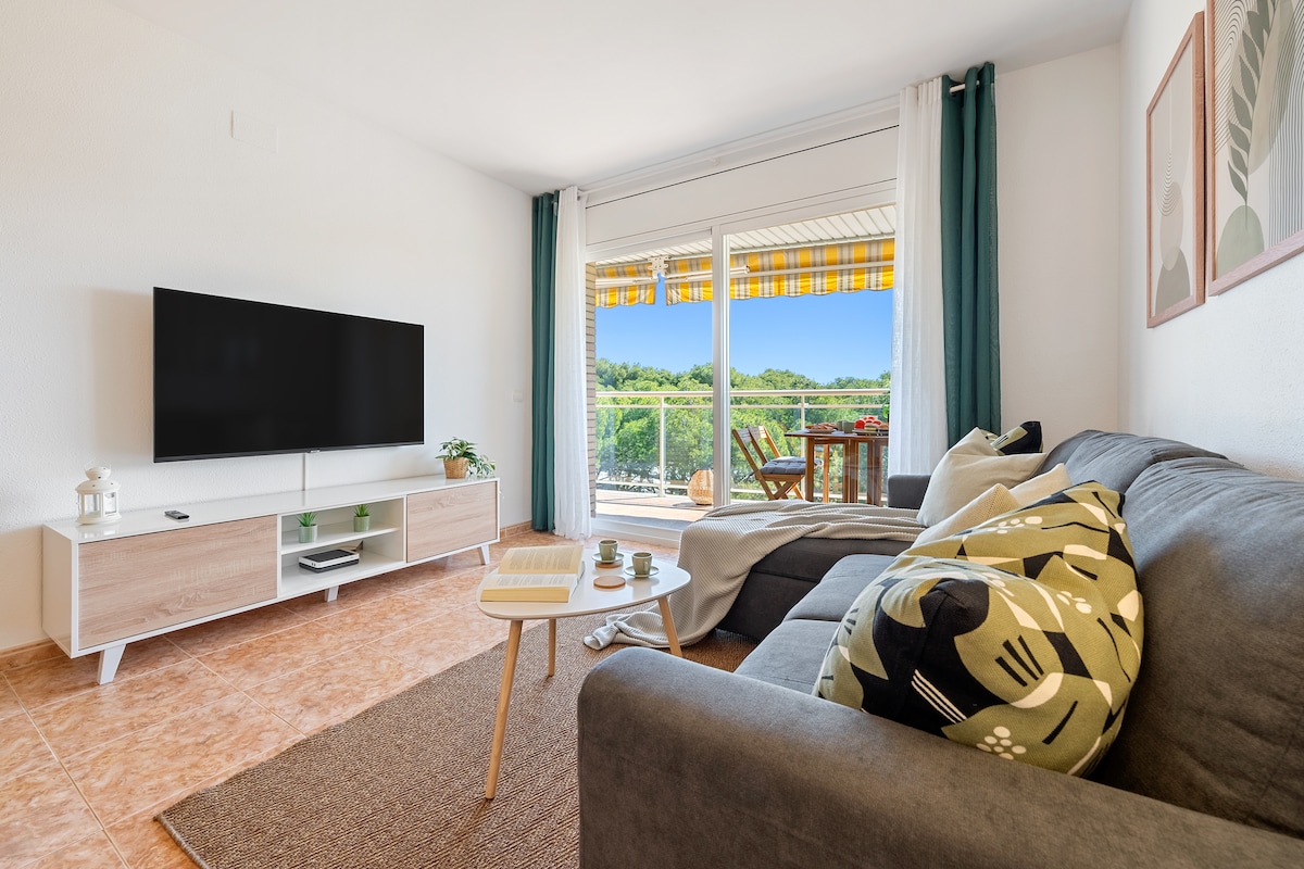 Successful Airbnb property: Apartment with a swimming pool, terrace, parking, and 4 minutes from the beach. in Salou