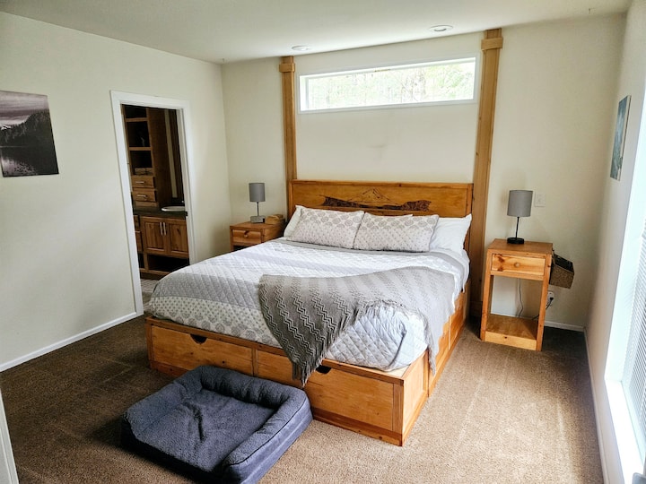 استمتع بالسرير الكبير الفسيح مع أدراج مدمجة للتخزين. تشمل الطاولات الجانبية التخزين والأضواء والمنافذ لتلبية احتياجات الشحن الخاصة بك.