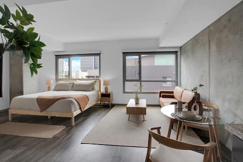 Free Parking, King Bed, Pool, Gym | Hollywood Walk