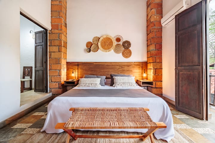 Velika soba s pogledom na popločane ulice sela i planine.