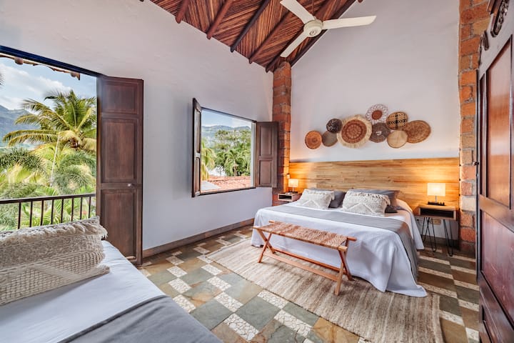 Velika glavna soba s pogledom na popločane ulice sela i planine. S vlastitim balkonom.