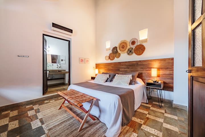 Velika soba s pogledom na selo i planine. 