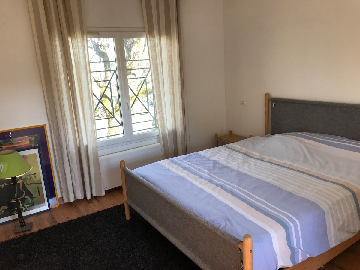 ფართო და ნათელი საძინებელი ზემოთ (ორადგილიანი ექსპოზიცია), დიდი ორადგილიანი საწოლი (160)