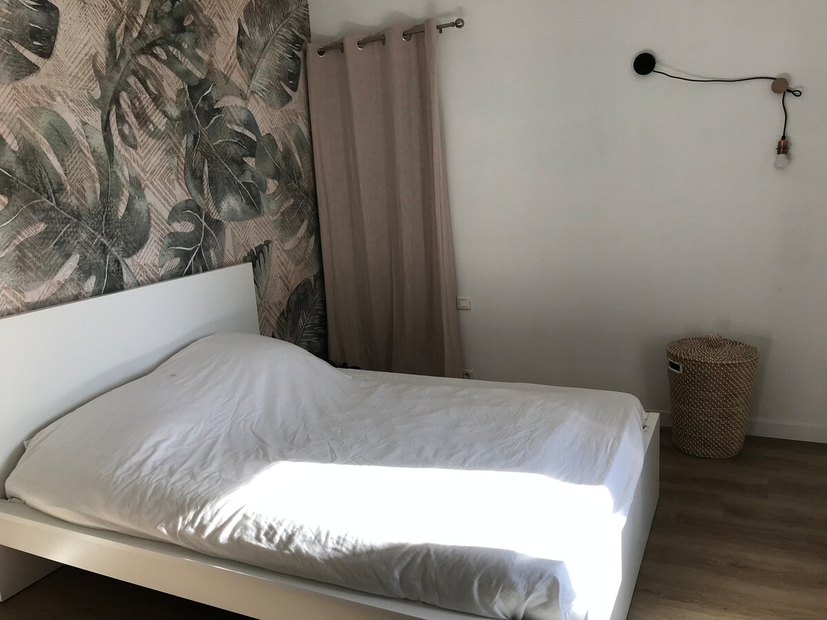 140 ორადგილიანი საწოლი, ოთახი, რომელიც ბაღს გადაჰყურებს