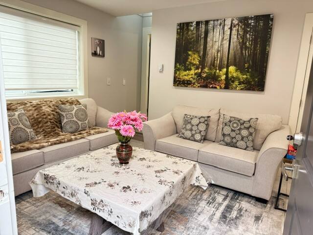 3 bedrms/ 3 washrs, Free Parking, Near Airport gallery image 3